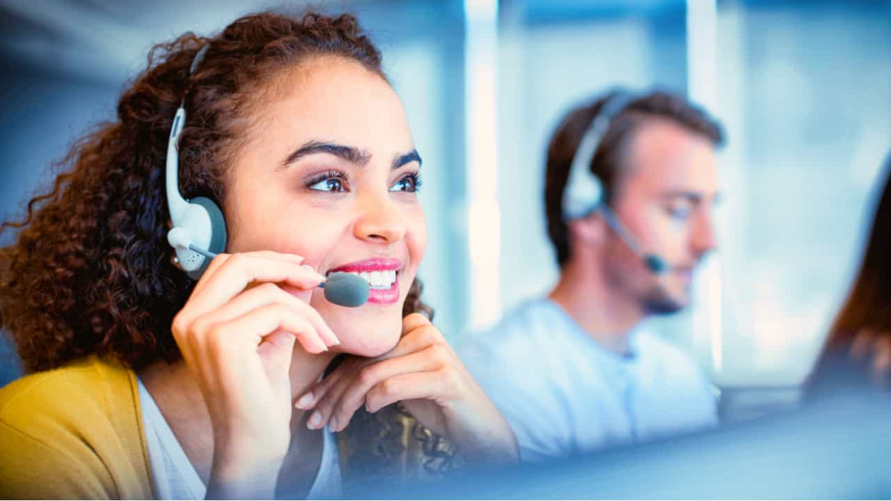 ejecutiva de servicio al cliente que trabaja en un call center