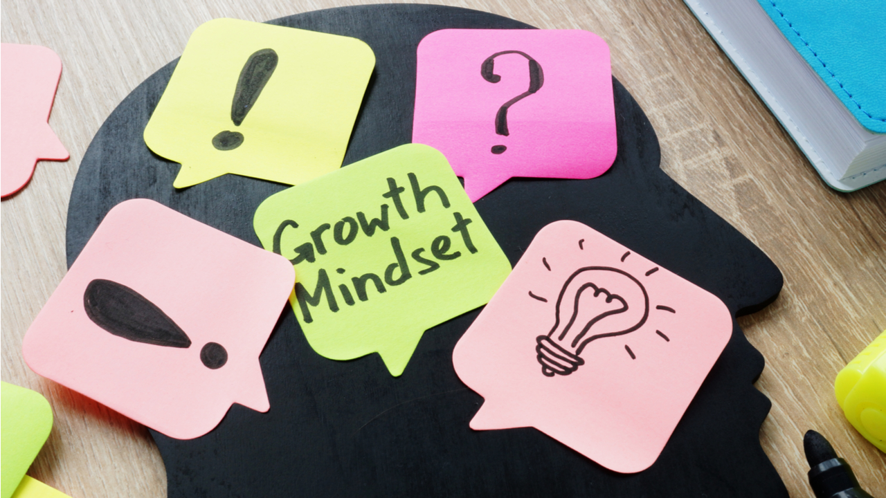 growth mindset o mentalidad del crecimiento escrito en un postit