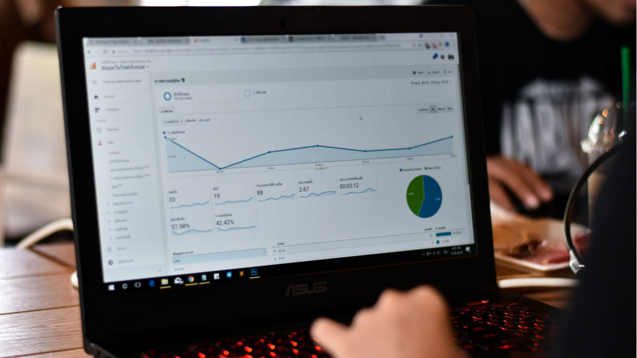 usuario revisando un tablero de google analytics