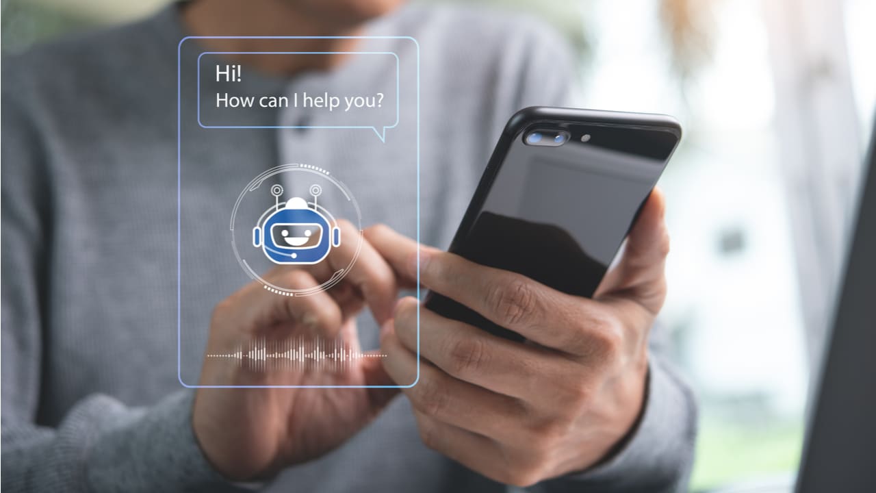 usuario utilizando un chatbot en su celular