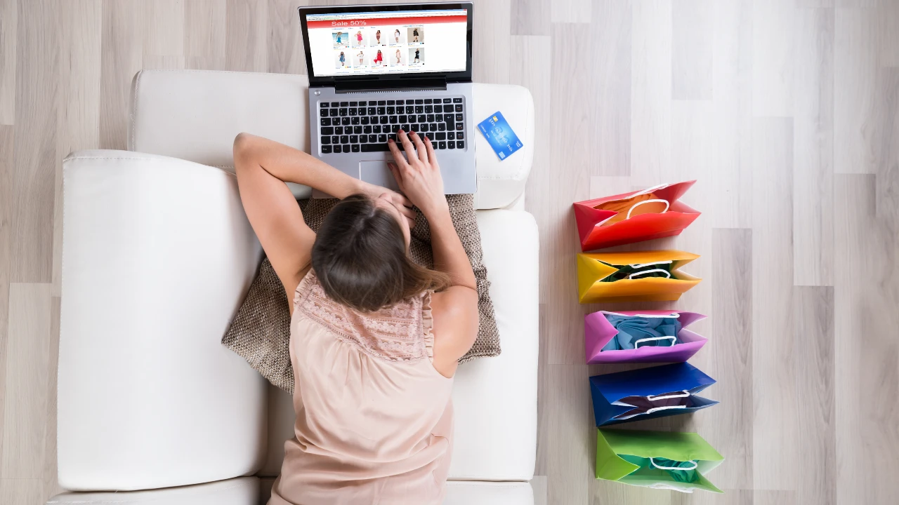 joven realizando compras online en un ecommerce